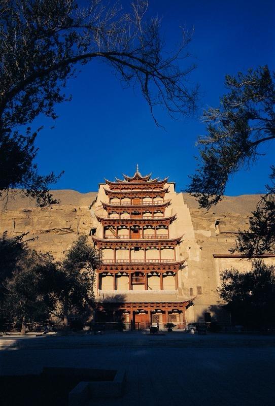 敦煌藏经洞里，有一封信，是一个女人写给丈夫的

1900 年，王道士敲开了莫高窟