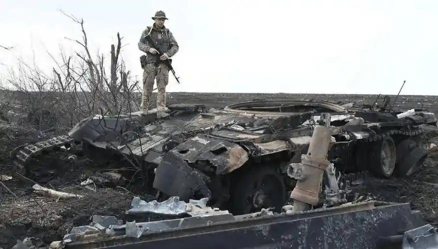 俄军在红利曼陷入被动，由攻转守
        俄乌冲突绵延多日，红利曼始终是双