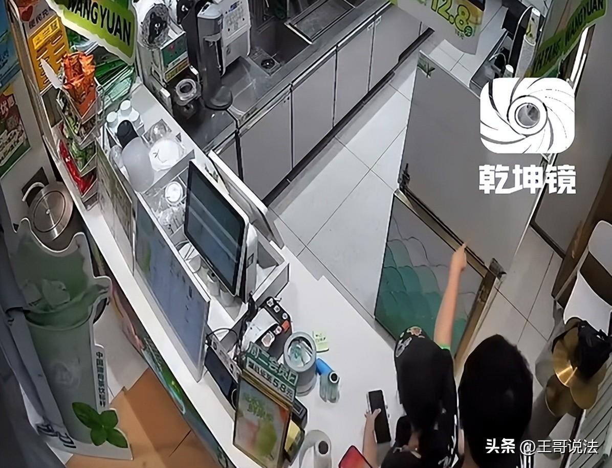 陕西延安，一17岁女子在店里上班，一男督导从她身后路过，伸出右手摸女子胸部，女子