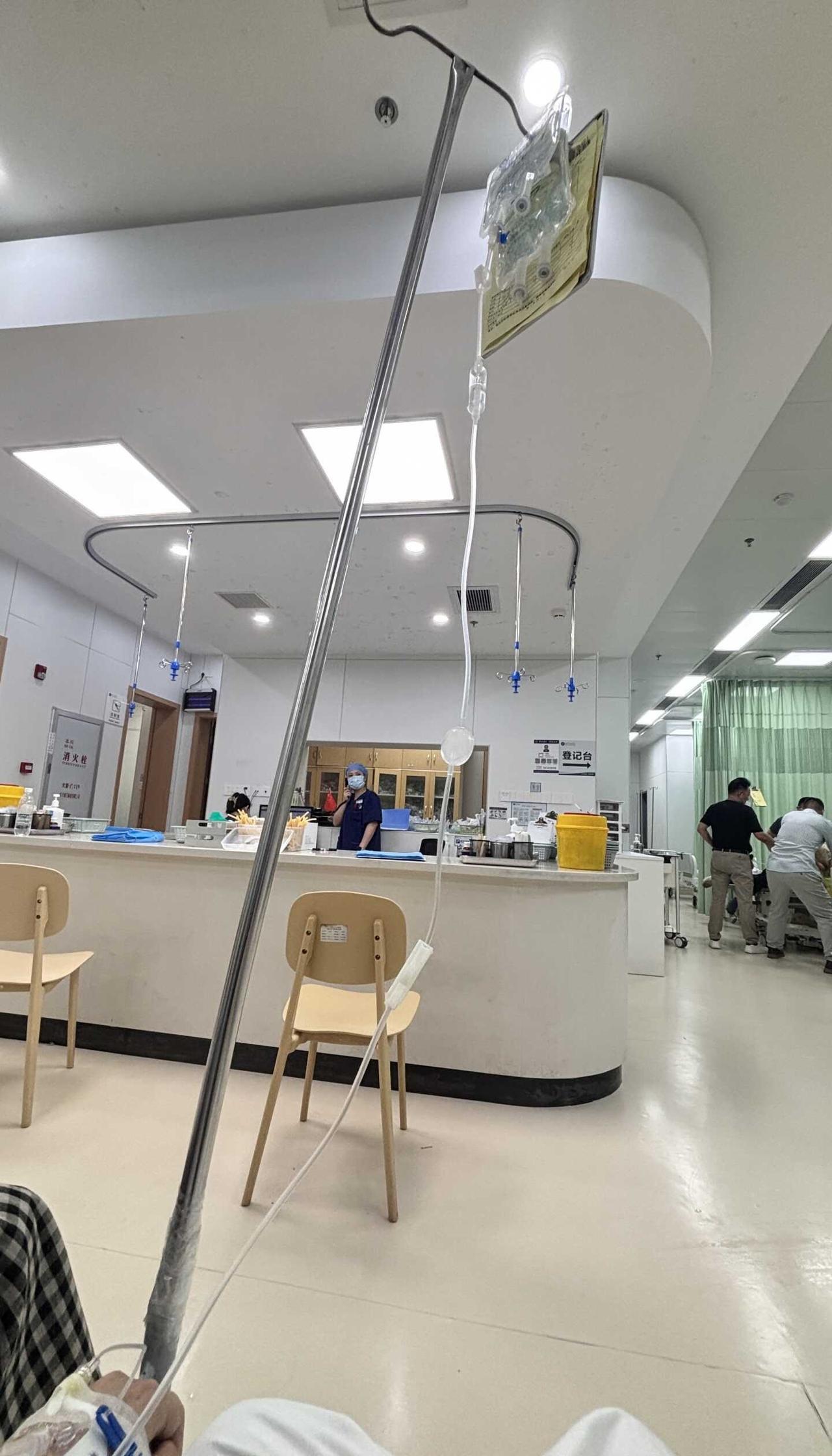 来广州旅游给我干到39.5
不知道是不是定的民宿床不舒服还是来这里不适应，和朋友