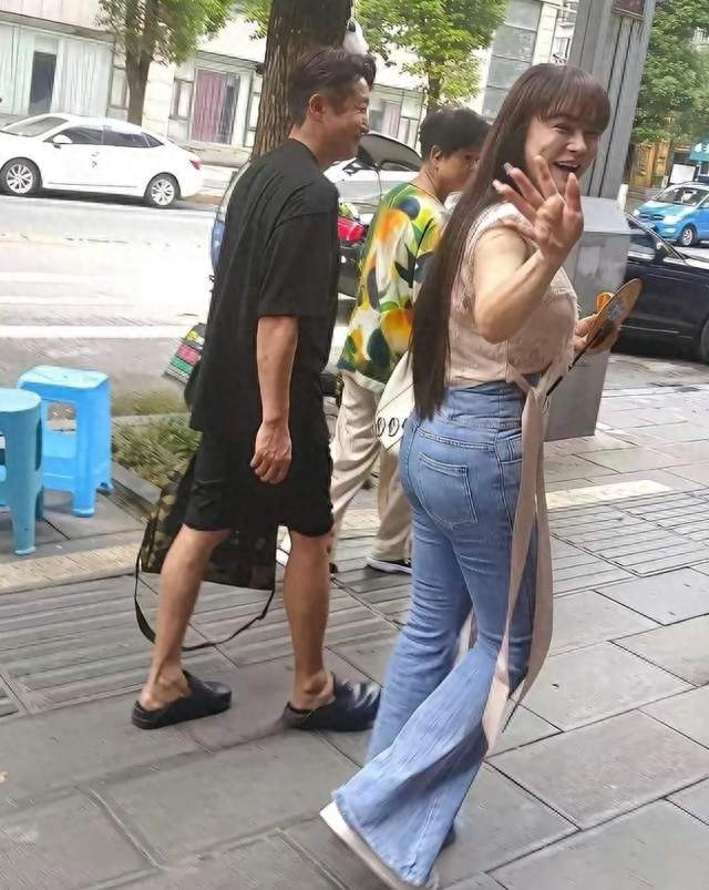 街头偶遇邹市明夫妇！冉莹颖身材太惹眼，待人一点架子没有