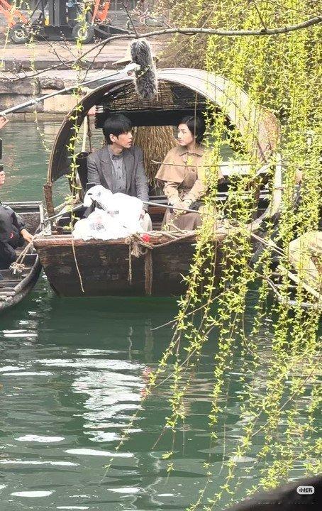 张若昀李兰迪拍戏同框路透张若昀李兰迪千里江山图同框路透张若昀李兰迪千里江山图同框