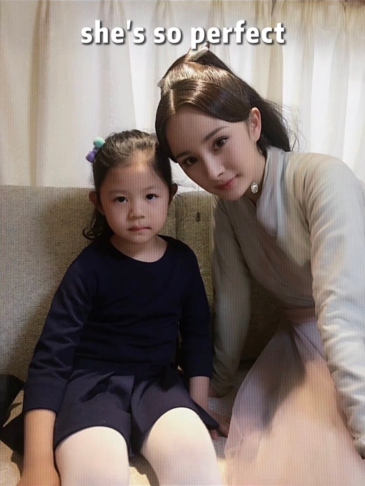 杨幂  抖上一个达人晒出自己小时候和杨幂在拍三生三世十里桃花时候的合影，并配文：