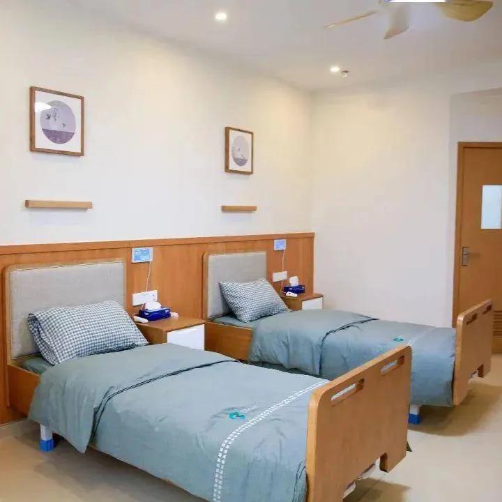当人老了，日后，
必争的两种床位：
一个是【养老院】的床位，
另一个是【医院住院