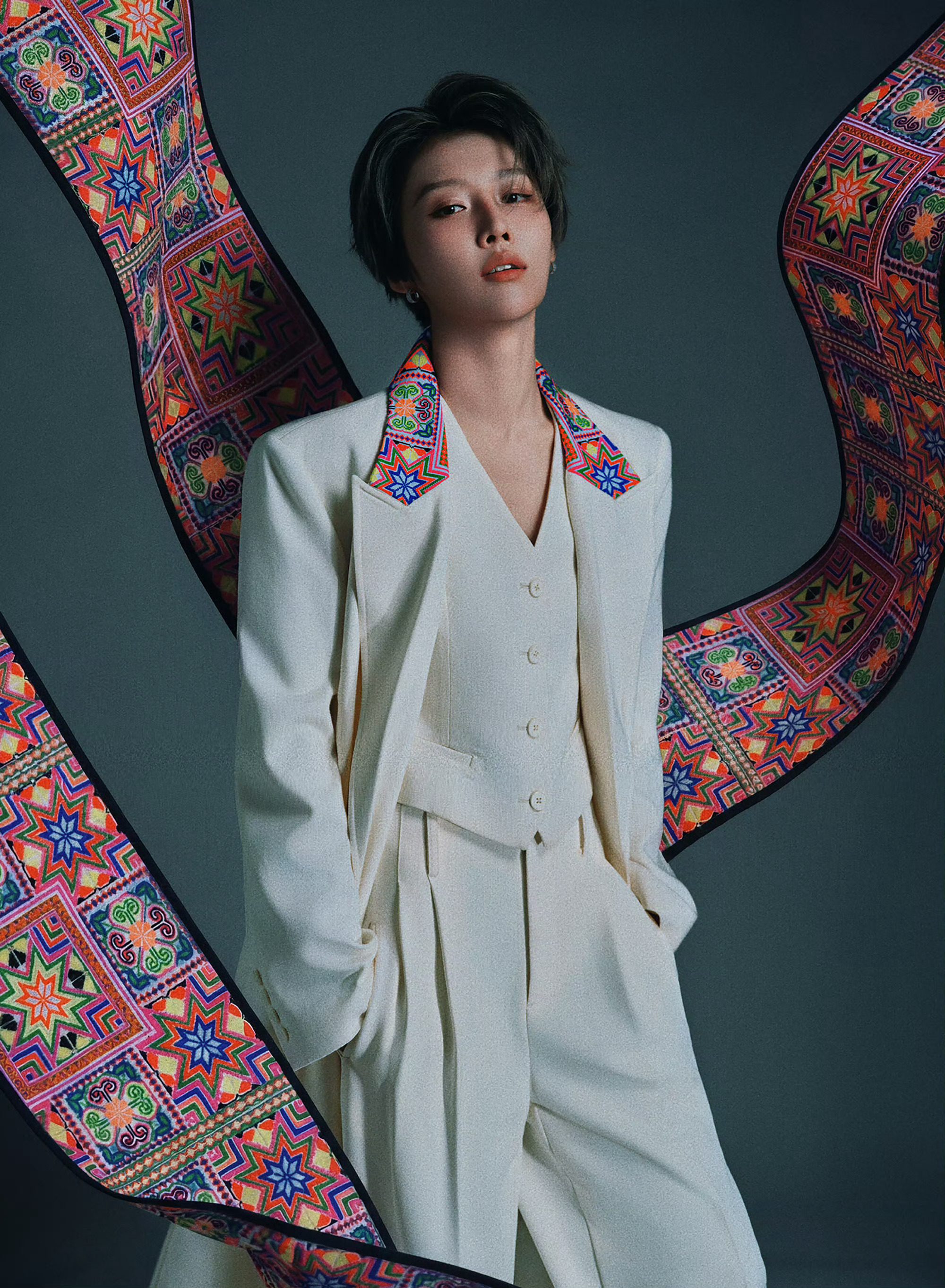 刘雨昕上城士非遗巡游展由贵州民族服饰设计师李昌德设计，一针藏黔韵，一裳见匠心。贵