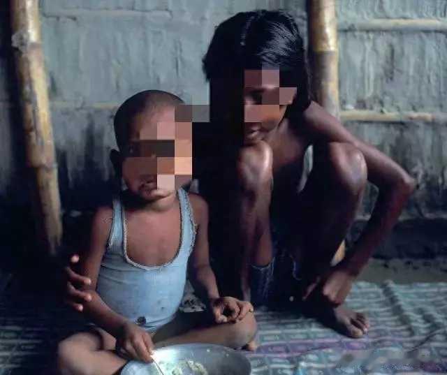 在那个偏远的山村，住着一位52岁的妇女，名叫李美丽。她的生活非常艰难。李美丽的生