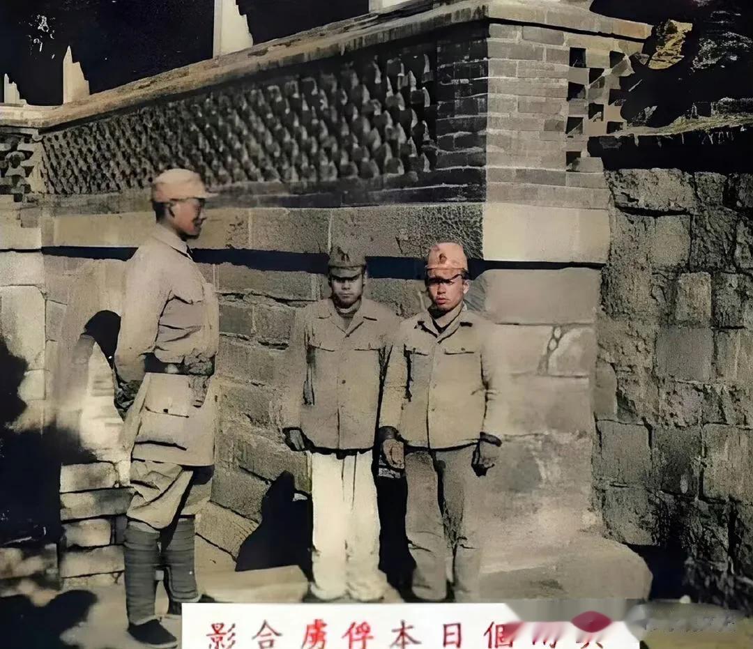 这是1941年，一名身材高大的八路军战士与两名日军俘虏的合影！从照片中可以理解他