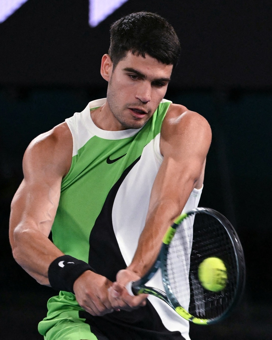 澳网阿尔卡拉斯迎开门红 耐克每年给阿卡阿尔卡拉斯 的衣服都代表了一种风格，形容不