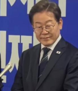 外媒问韩国总统李在明：若中国武统台湾，你会不会出手？李在明笑着回答：那是人家的家