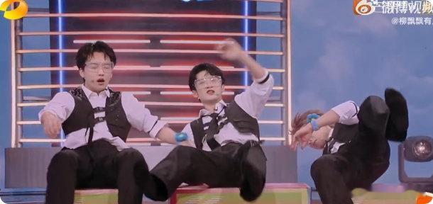 救命！檀健次被喷到四脚朝天也太萌了吧！开喷前还瘪着嘴准备，被喷后一脸懵圈，直接笑