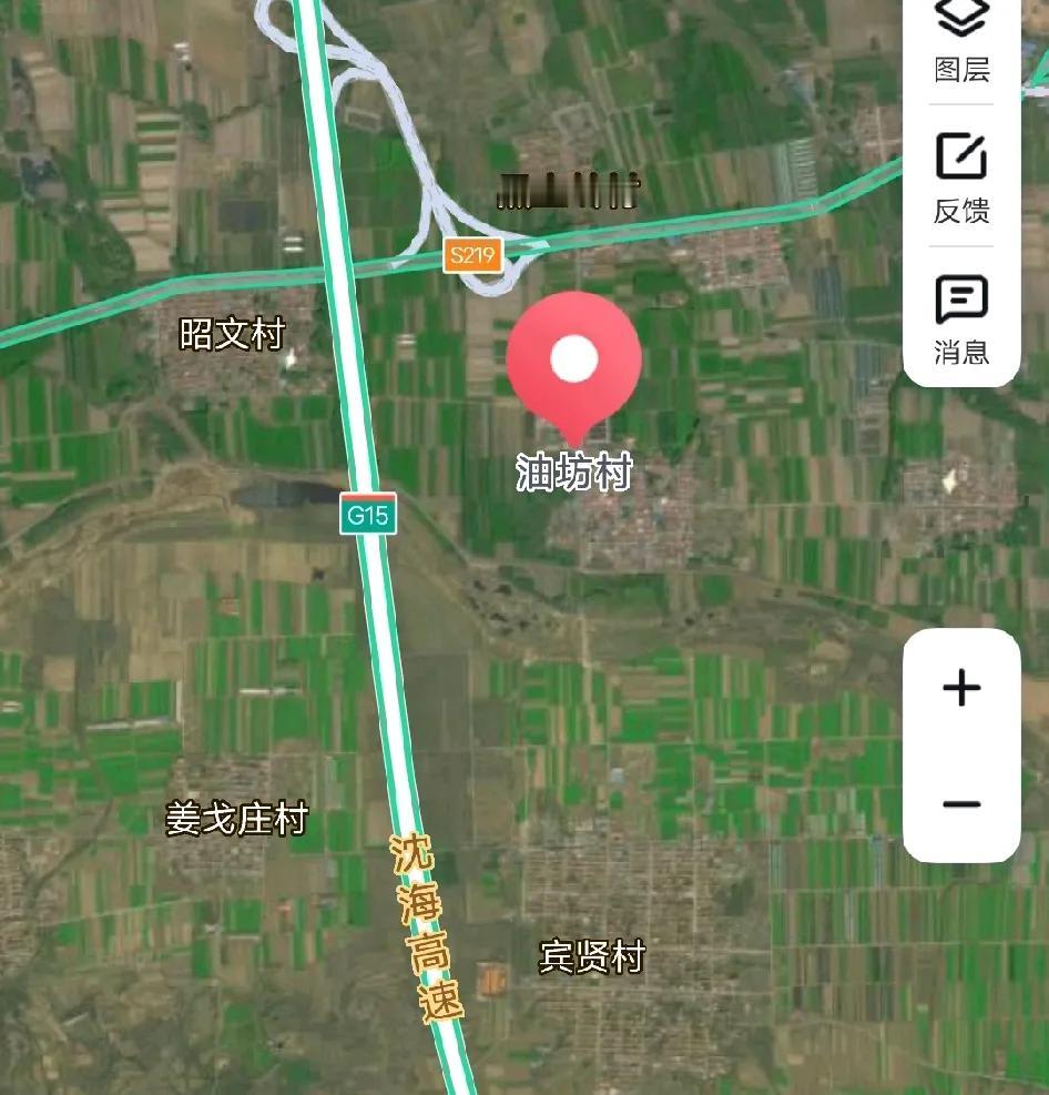 油坊村位于青岛胶州市洋河镇东部，距镇驻地7.5公里，东与魏家庄为邻，西隔同三高速