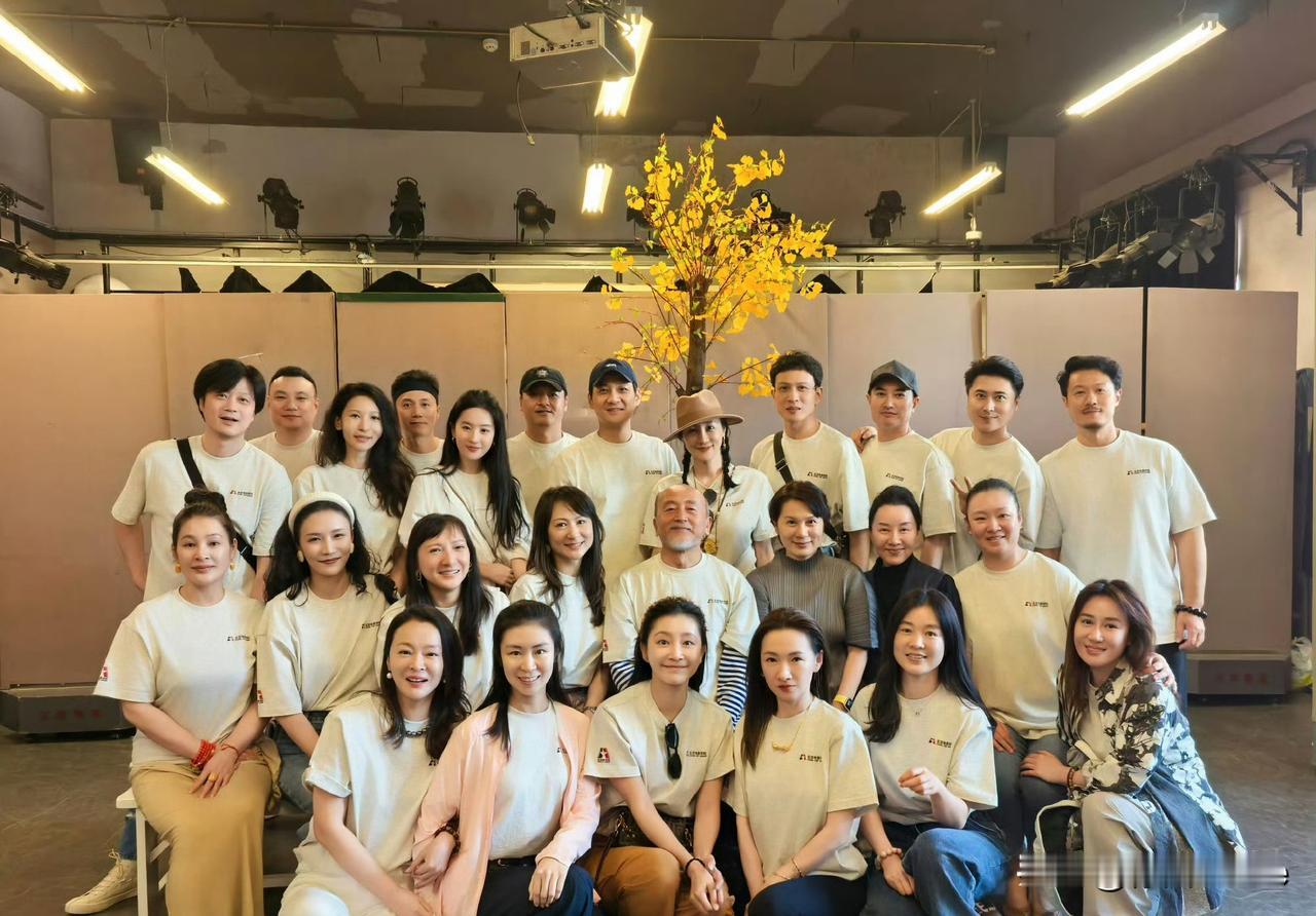 6月4日，刘亦菲素颜参加同学聚会！
不得不说，刘亦菲站在同学中间，能看出明显年龄