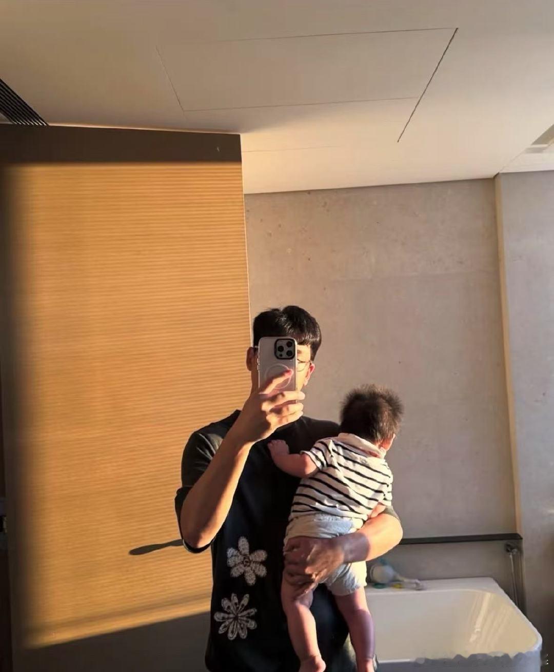 周兴哲晒儿子背影照周兴哲晒儿子背影照， 这么肥嘟嘟的了 好可爱周兴哲晒与儿子背影