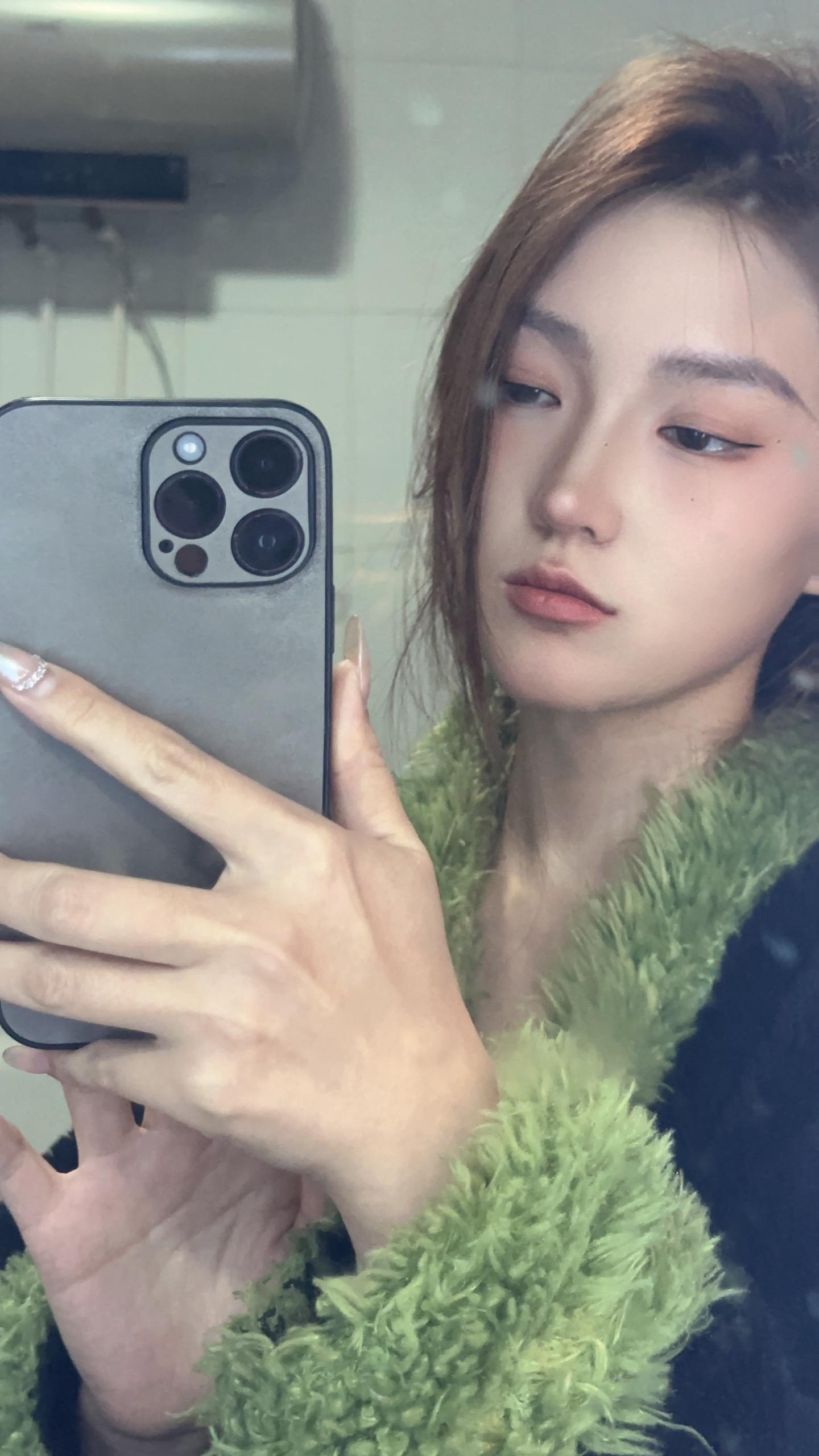 世界这么大，有人让你难堪，有人替你解围，爱你的人永远知道怎么爱你。
