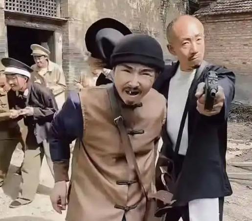 1937年，悍匪薛梦豪骑在马上，率300多土匪，袭击村子，冲寨墙喊：“鸡犬不留，