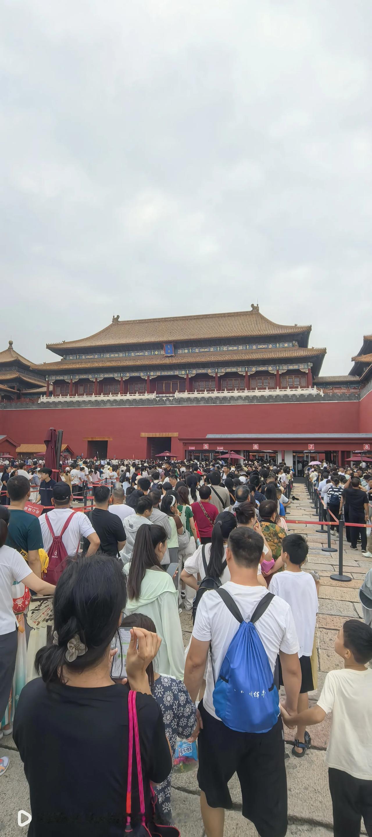 早八点的午门，有谁告诉我中国人的故宫情节到底有多浓厚～