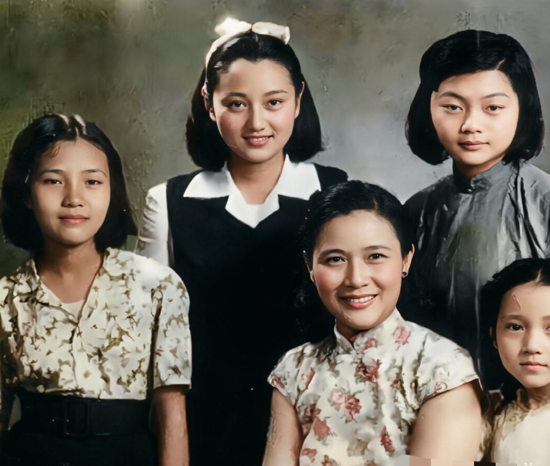 这张摄于1949年杭州的照片，王晓棠与母亲、姐姐、妹妹相聚在一起。