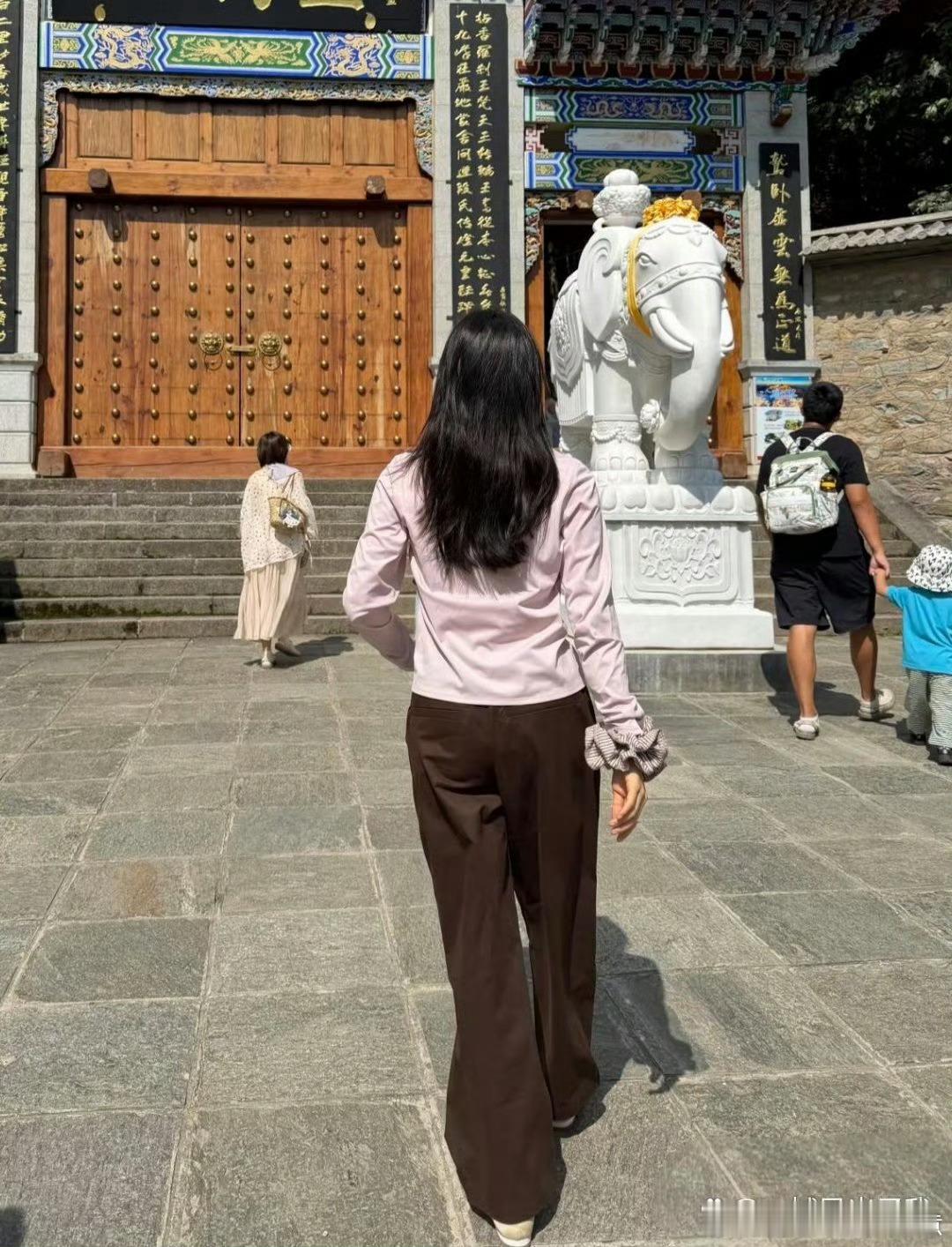 28岁张婧仪在云南大理爬山被偶遇，她的脸部素颜，侧脸太美了，五官还精致，气质出众