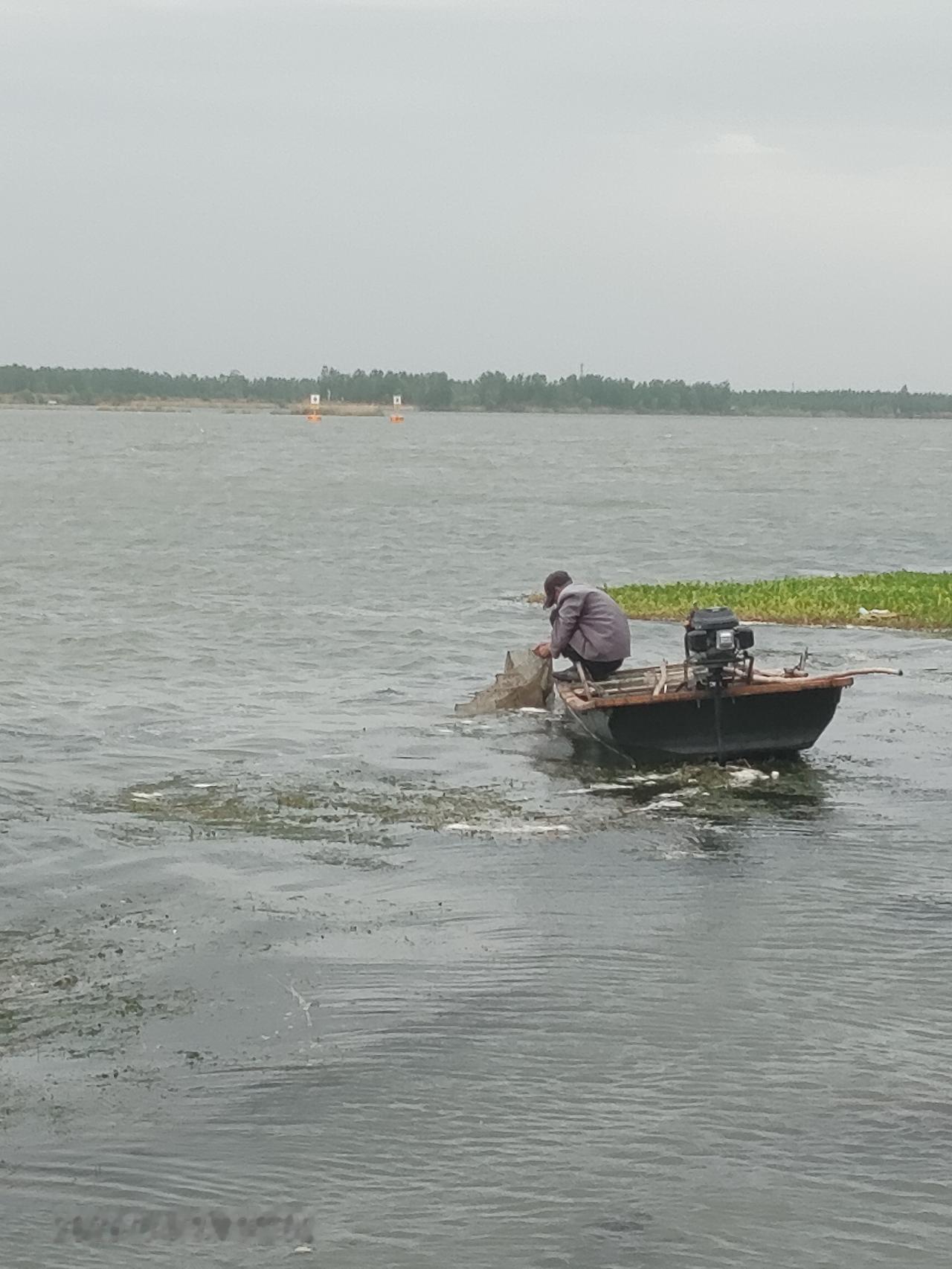 君看一叶舟，出没风波里！
一个年迈老翁在波涛汹涌的湖面上捕鱼，渔船在风浪中上下晃