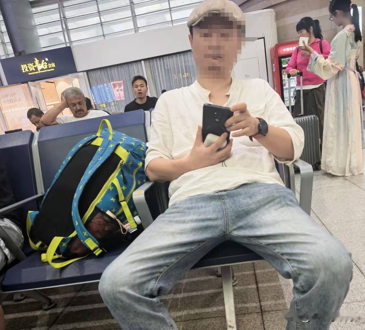 这样的人太多了，像个大盘鸡屎一样坐着，旁边空位放个包，一问就是有人，上厕所去了，