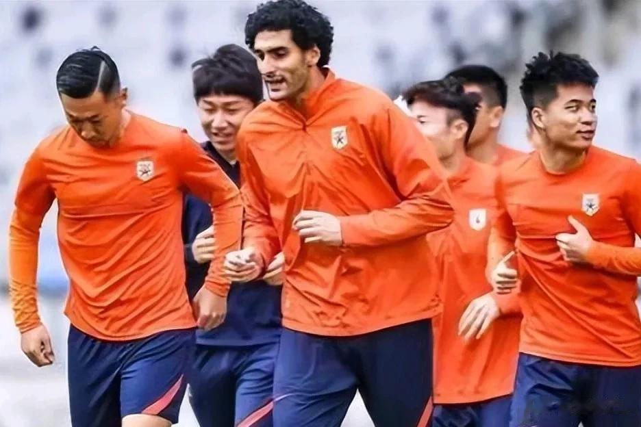 球迷还真敢想，巴西铁腰遭中超、中甲球队哄抢？
  近期，前恒大外援、巴西铁腰保利