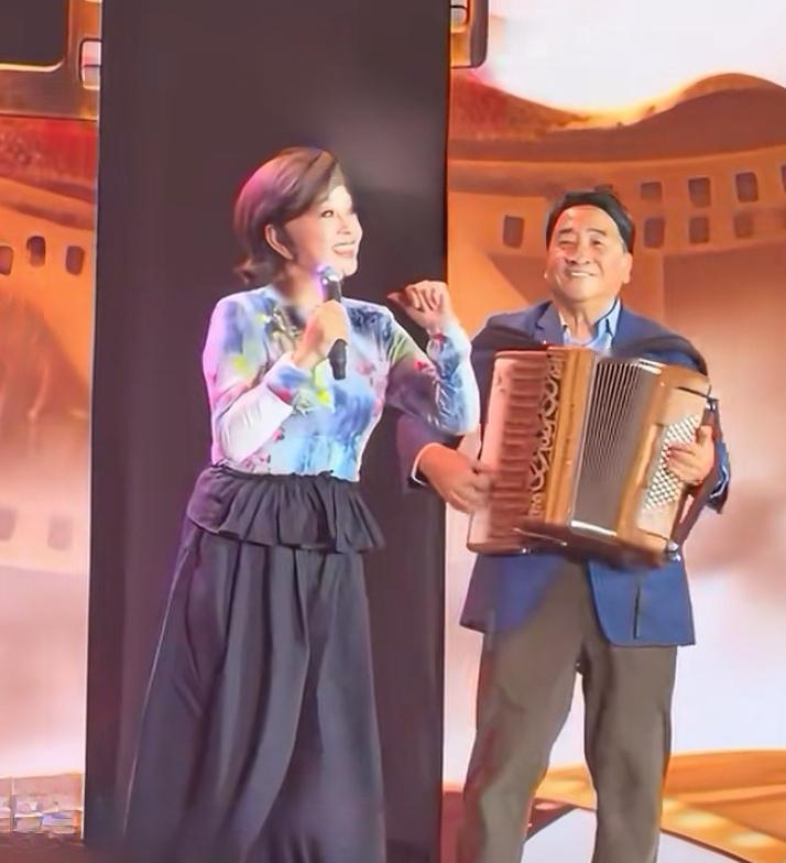说相声的姜昆拉手风琴，演戏的刘晓庆唱歌，都是多才多艺的人。