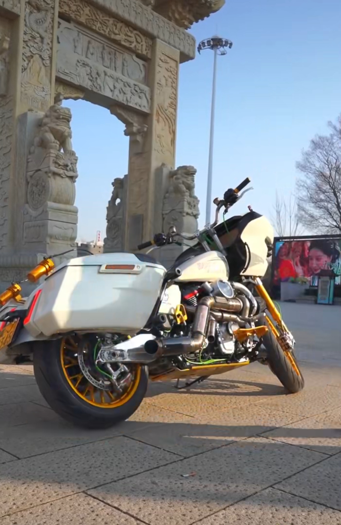 车若初见 摩托车里塞了个涡轮，这动力应该是很炸了吧