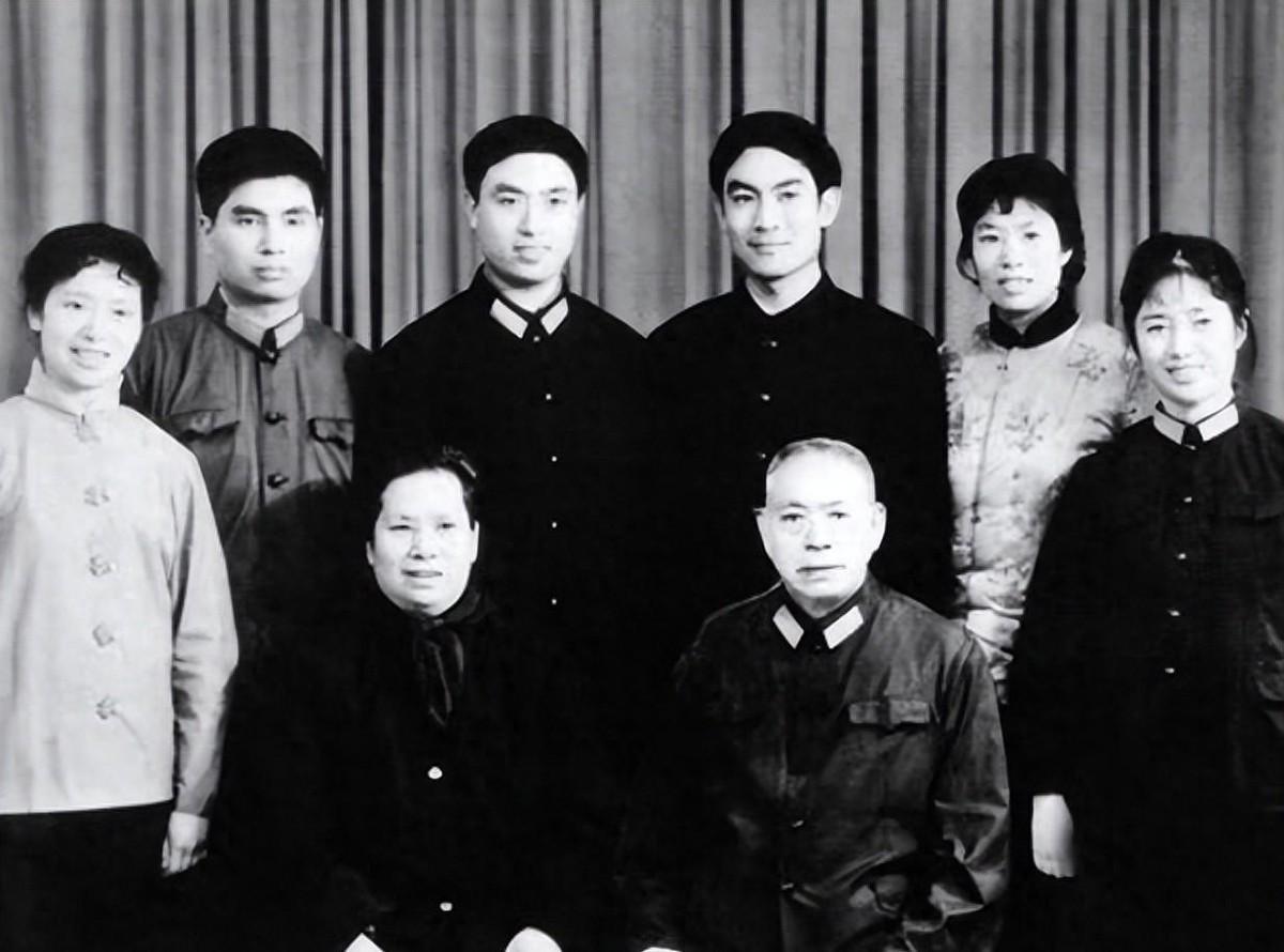 丁秋生将军的女儿丁宁虹坚持想去参军，结果被父亲揍了一顿，父女俩一个月都没说话！