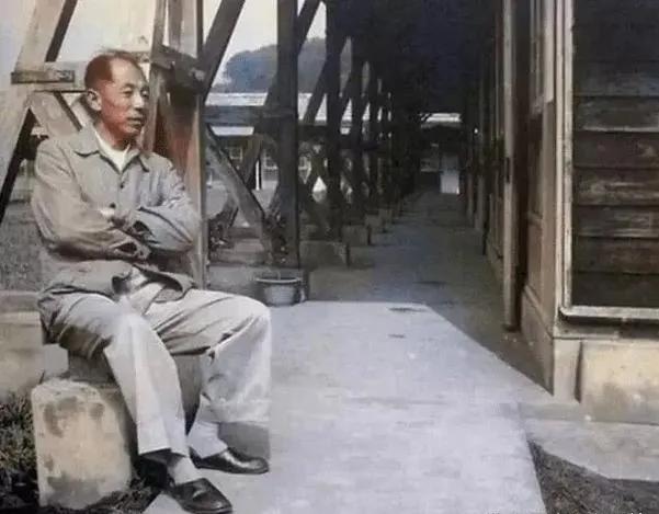 这是少帅张学良在软禁期间的一张照片。

他双手抱胸坐在一块石头上，无论是身上的衣