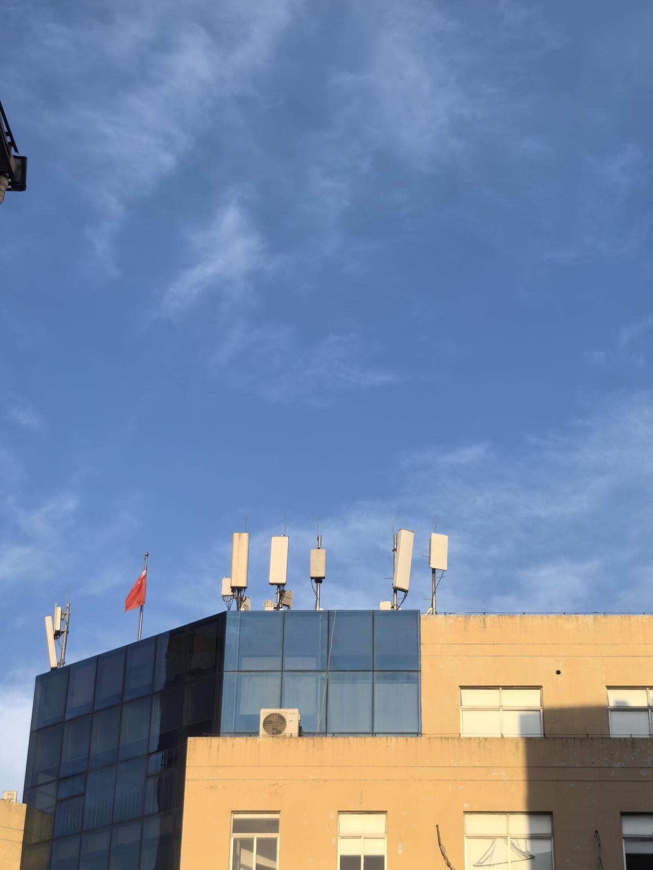 感觉这次台风巴威来临，硬生生地把温州人分成了两拨。
今天下午，温州一片艳阳。距气