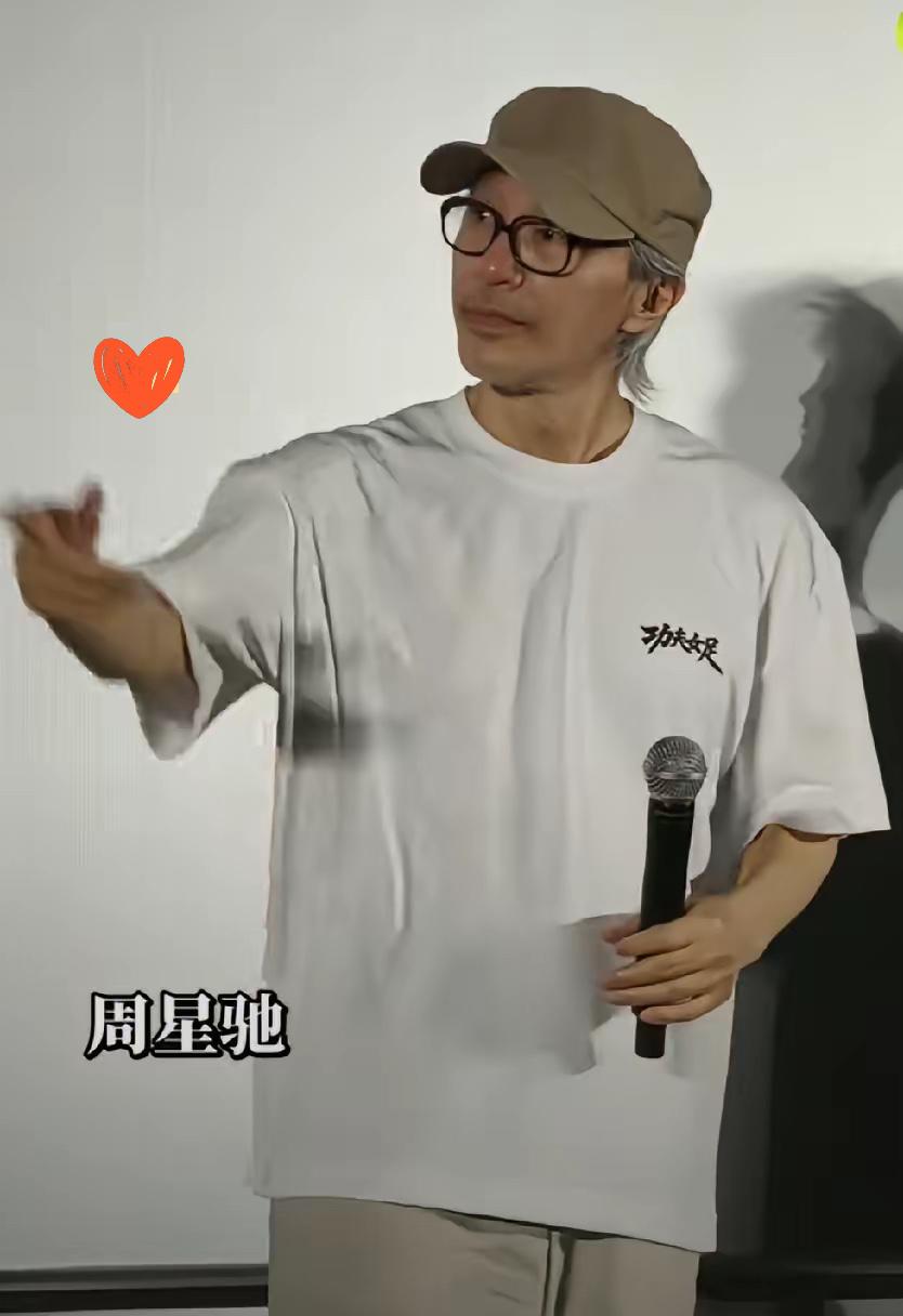 谁能想到，跑了这么多站路演的周星驰，最后破防的瞬间，不是什么鲜花和贵重礼物，也不