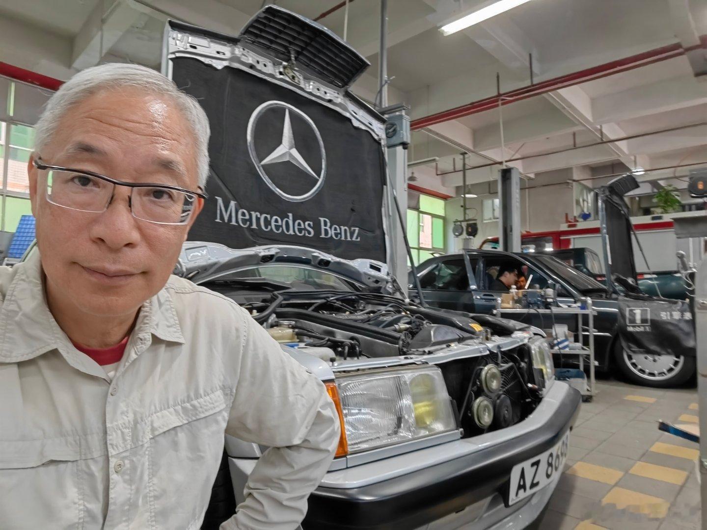 两部老奔驰聚首一堂，一部是大修完之后5000km的检查 (图2)，我们除了检查火