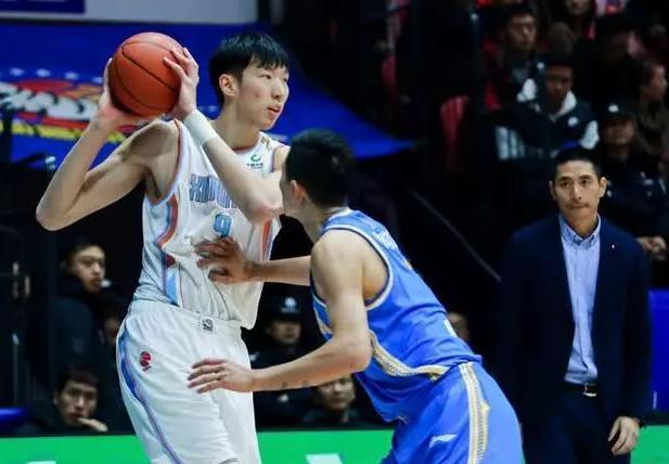 在这场本该火药味十足的“京城德比”里，北京北汽队在客场以84-65大胜北控，不仅