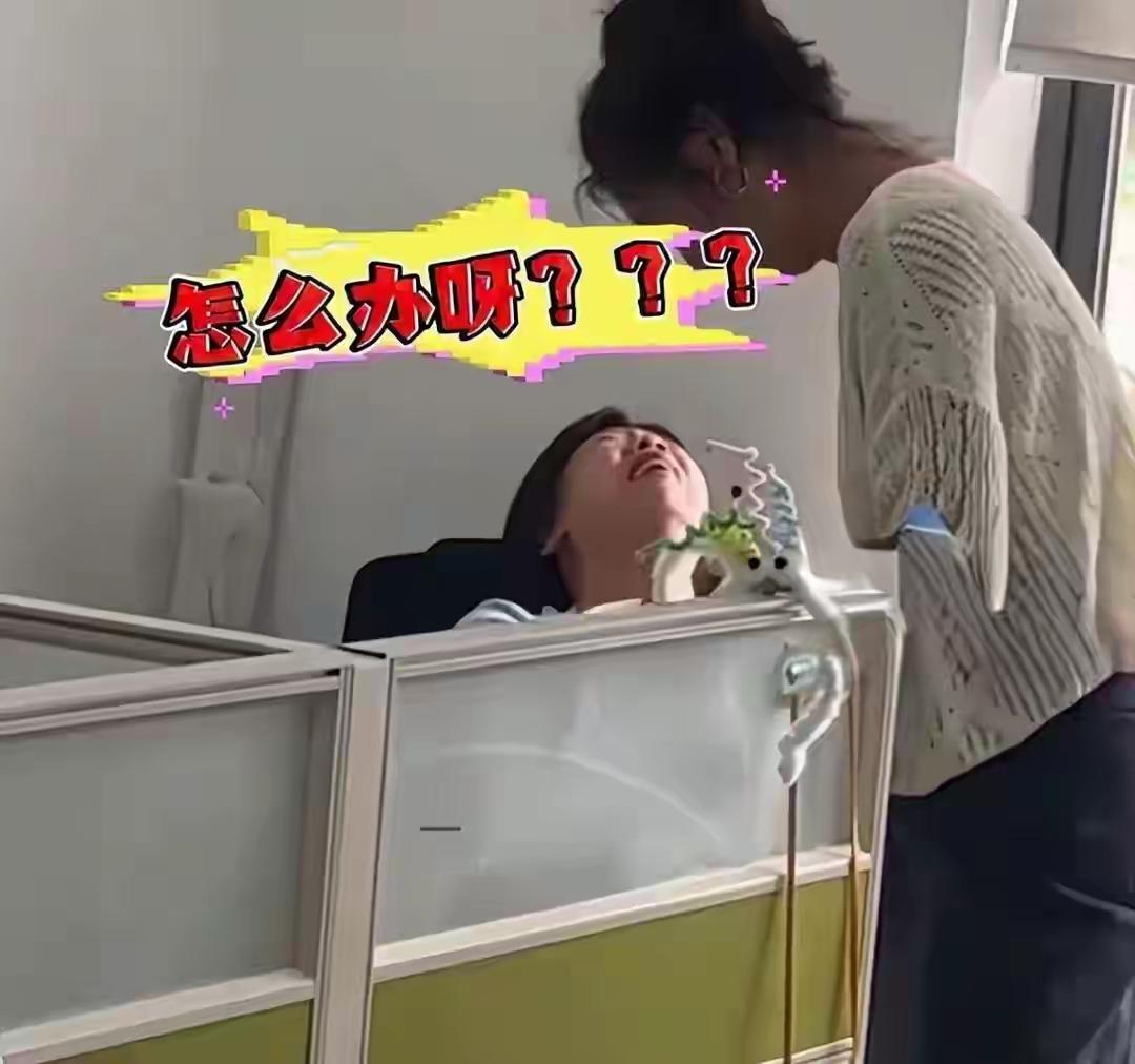 近日，深圳小学教师批改作业时情绪崩溃落泪，视频引发热议。画面中，成堆作业压得老师