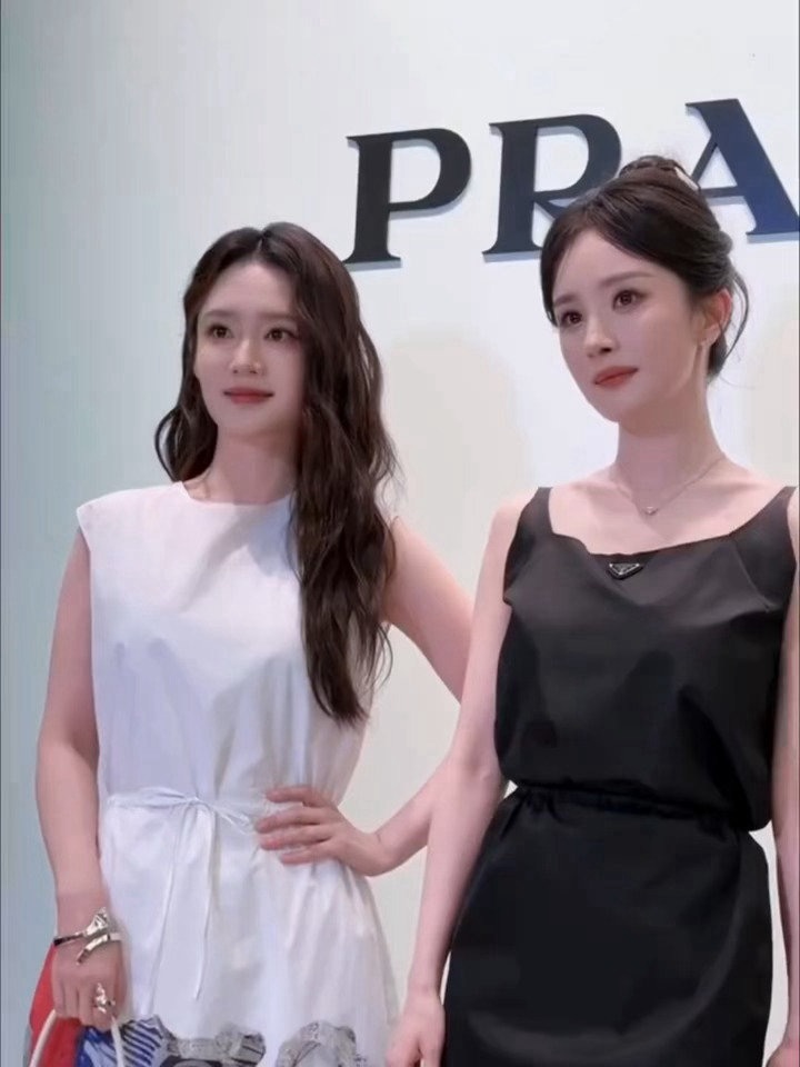 杨幂李沁同框杨幂李沁同框，女明星同框太养眼了！！气质拉满～ 