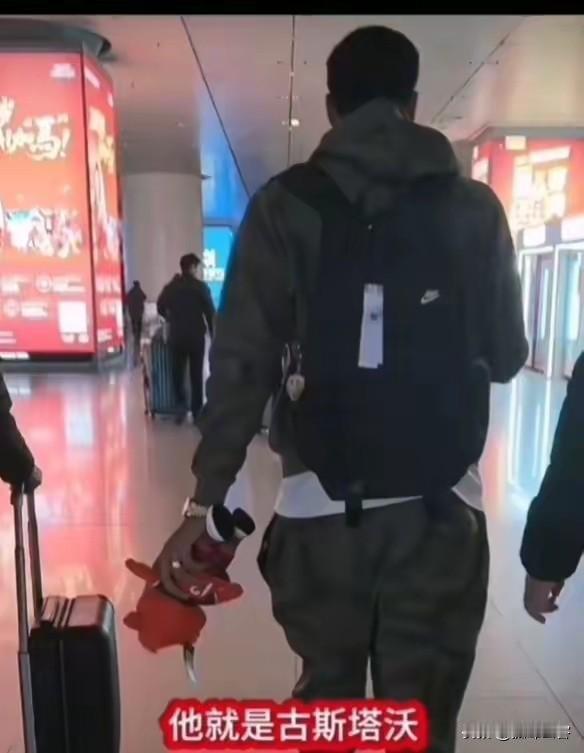 爆古斯塔沃深夜抵达郑州，不出意外将会大概率加盟河南队！
在此之前河南队一口气官宣