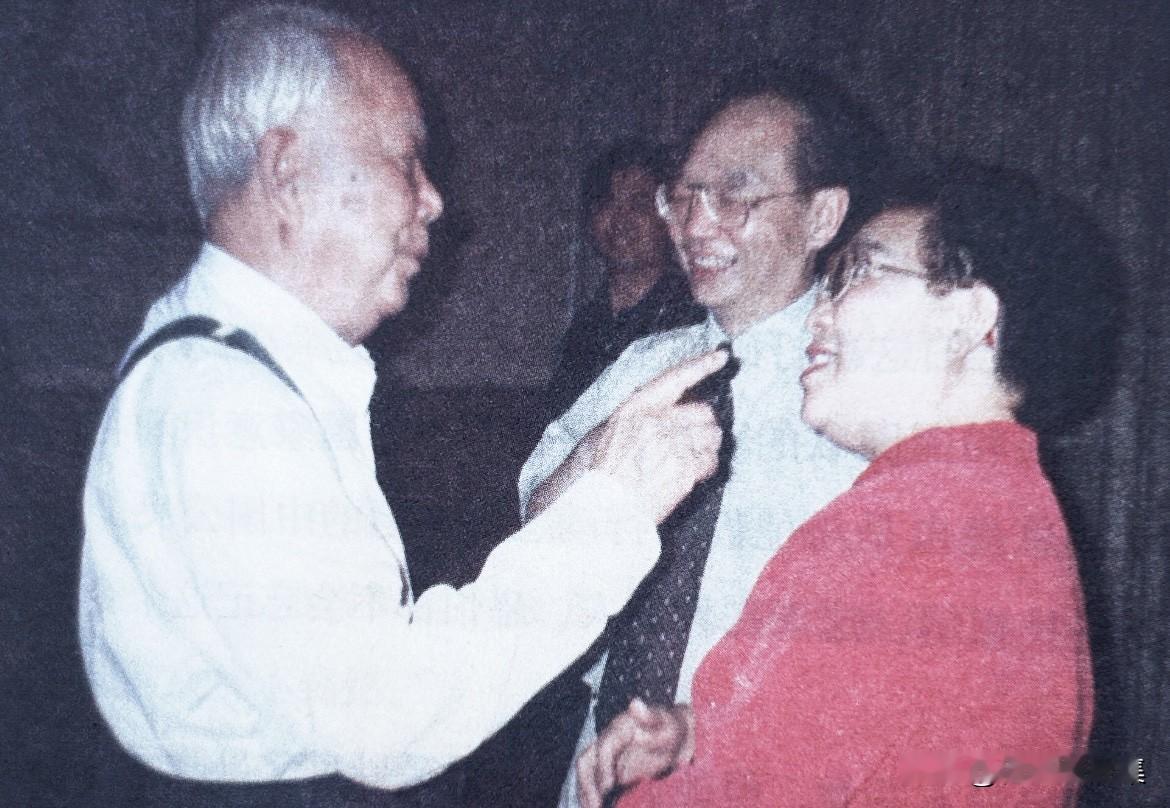 1997年，万里同志向周尔均、邓在军夫妇回忆周恩来总理关心人民大会堂建设的往事。