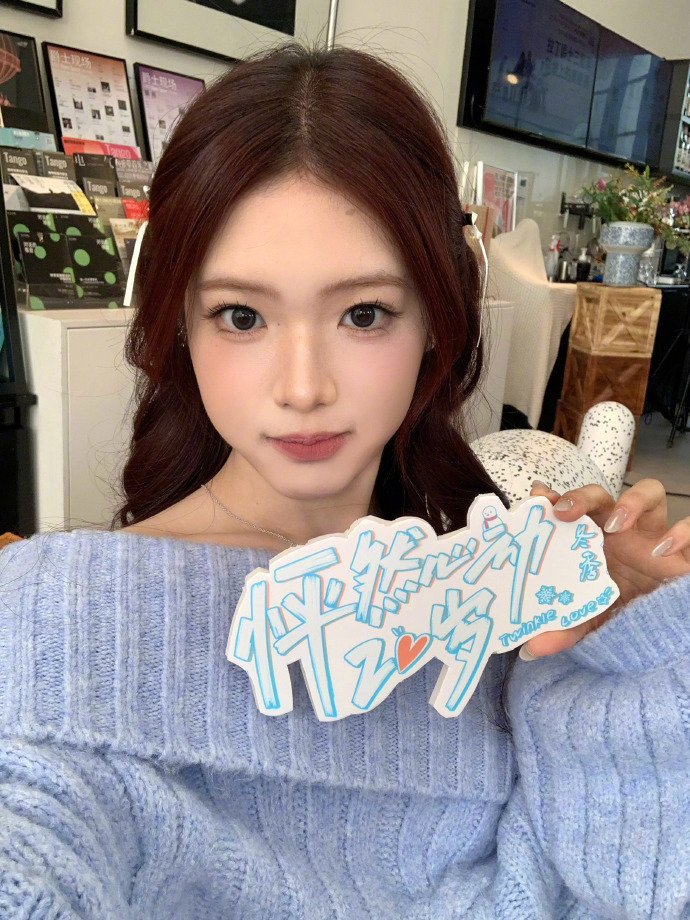 朱朱模仿桃黑黑 朱朱学姐是有点模仿天赋在身上的！举牌反手“夯”的动作，精髓全抓到