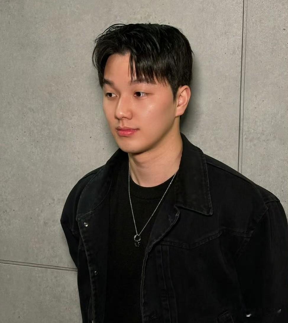 安宰贤换发型直接换了种气质:
微分黑发一打理，韩剧男主内味儿就来了
个子不高怎么