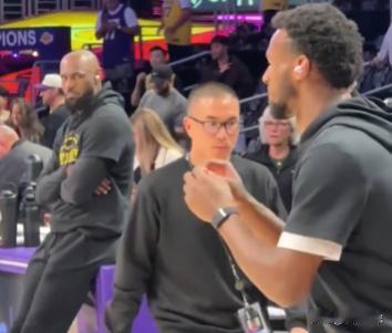 好好打！美媒NBACentral晒詹姆斯认真地在场边看着布朗尼赛前投篮热身