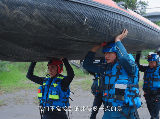 硬核之王30米峭壁绳索降落 云南蓝天救援队成立十四年，参加了6次地震救援、8次国