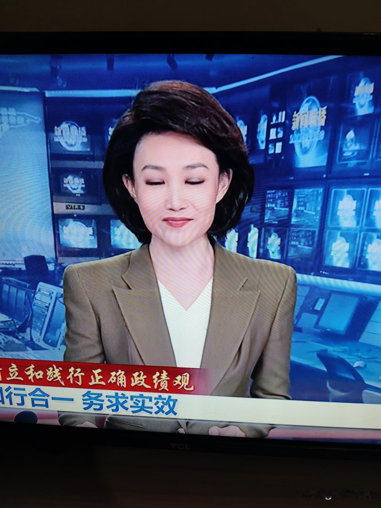 你看看李梓萌出播了

看见了吧，今晚的央视新闻联播，由刚强和李梓萌主播。在新闻联