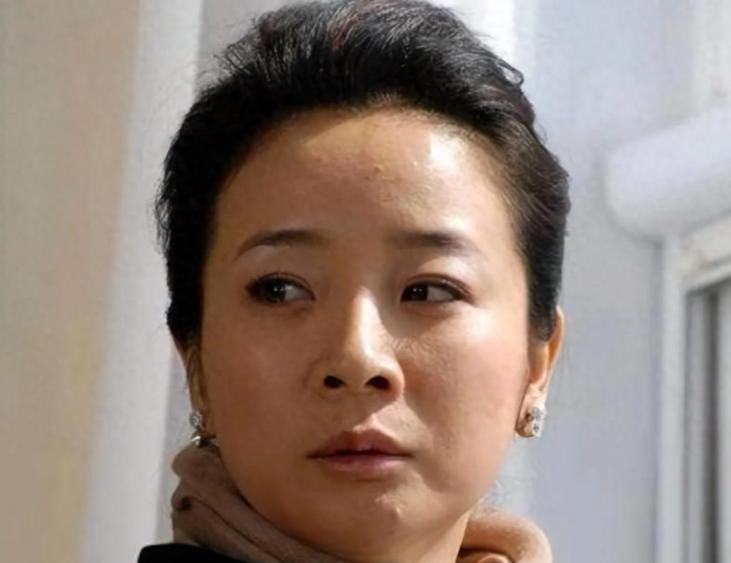 她是国家一级女演员，多次给瘫痪的丈夫戴绿帽，现在儿子也是演员。国家一级演员陈小艺