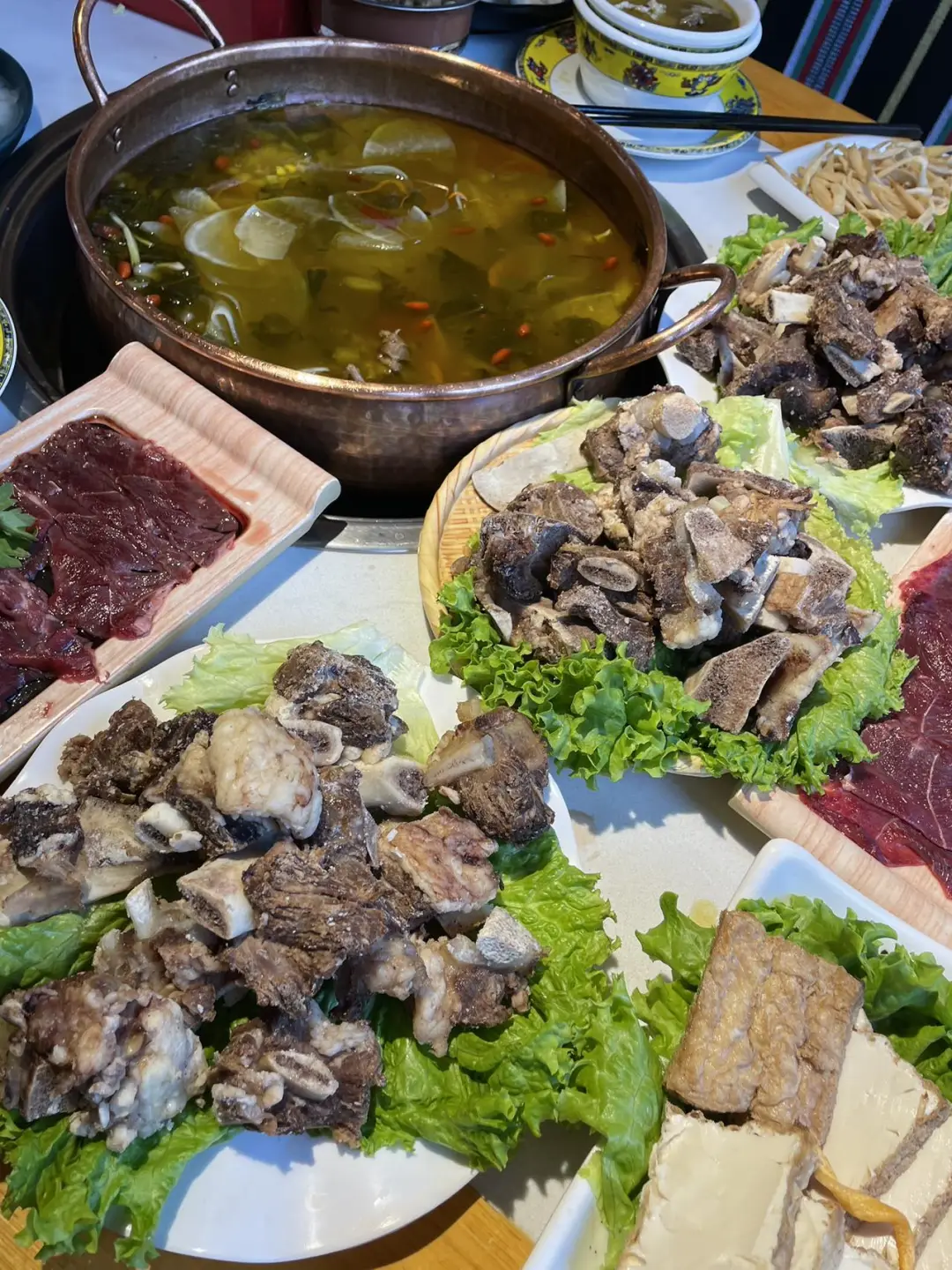 在拉萨，这家酸汤牦牛肉火地一塌糊涂！！