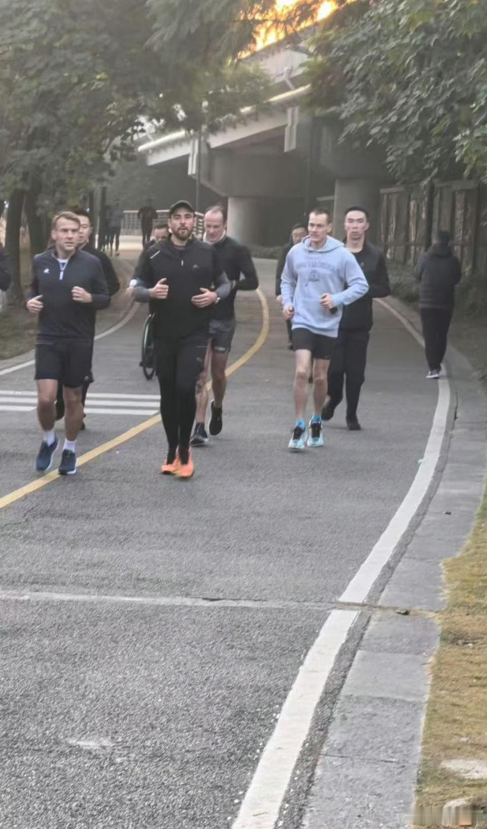 法国总统在成都晨跑为了熊猫也真是够用心的