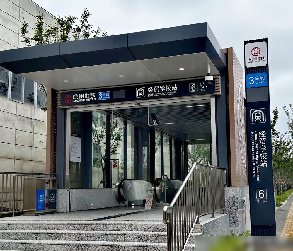 徐州，一个GDP还没破万亿的城市，地铁里程却奔着100公里去了。
看看数据：2