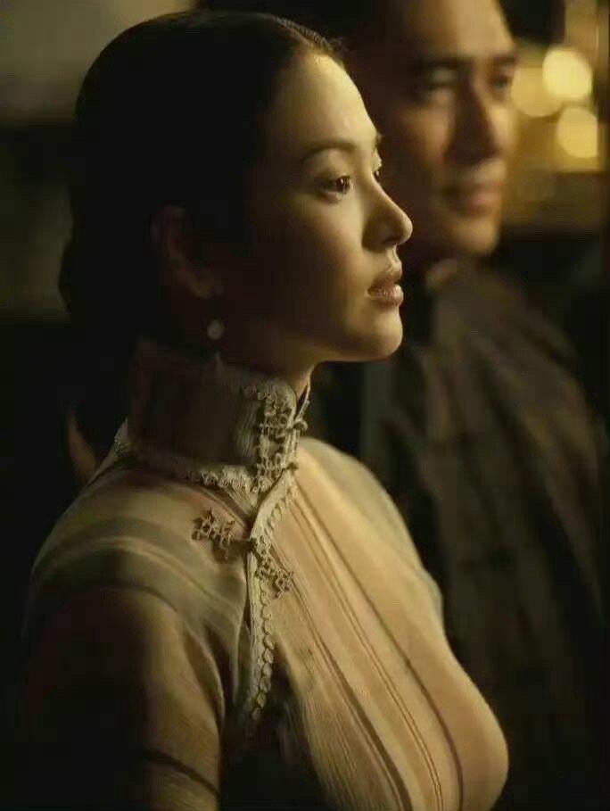 王家卫背后到底是哪方资本啊，能支持他花这么长的时间来拍一部电影，以前绝大多数的港