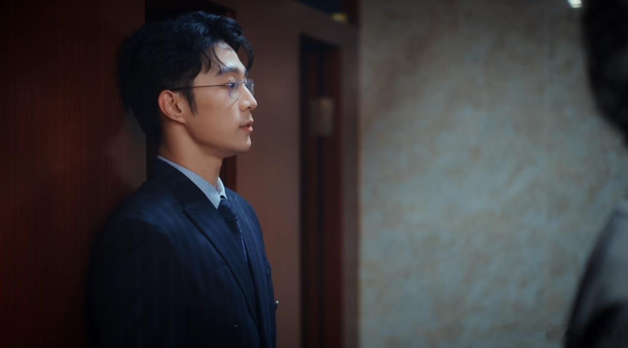 越来越懂初三的六一儿童节在镜头上的用心，花束特写藏这温柔，天台镜头放大暧昧。何昶