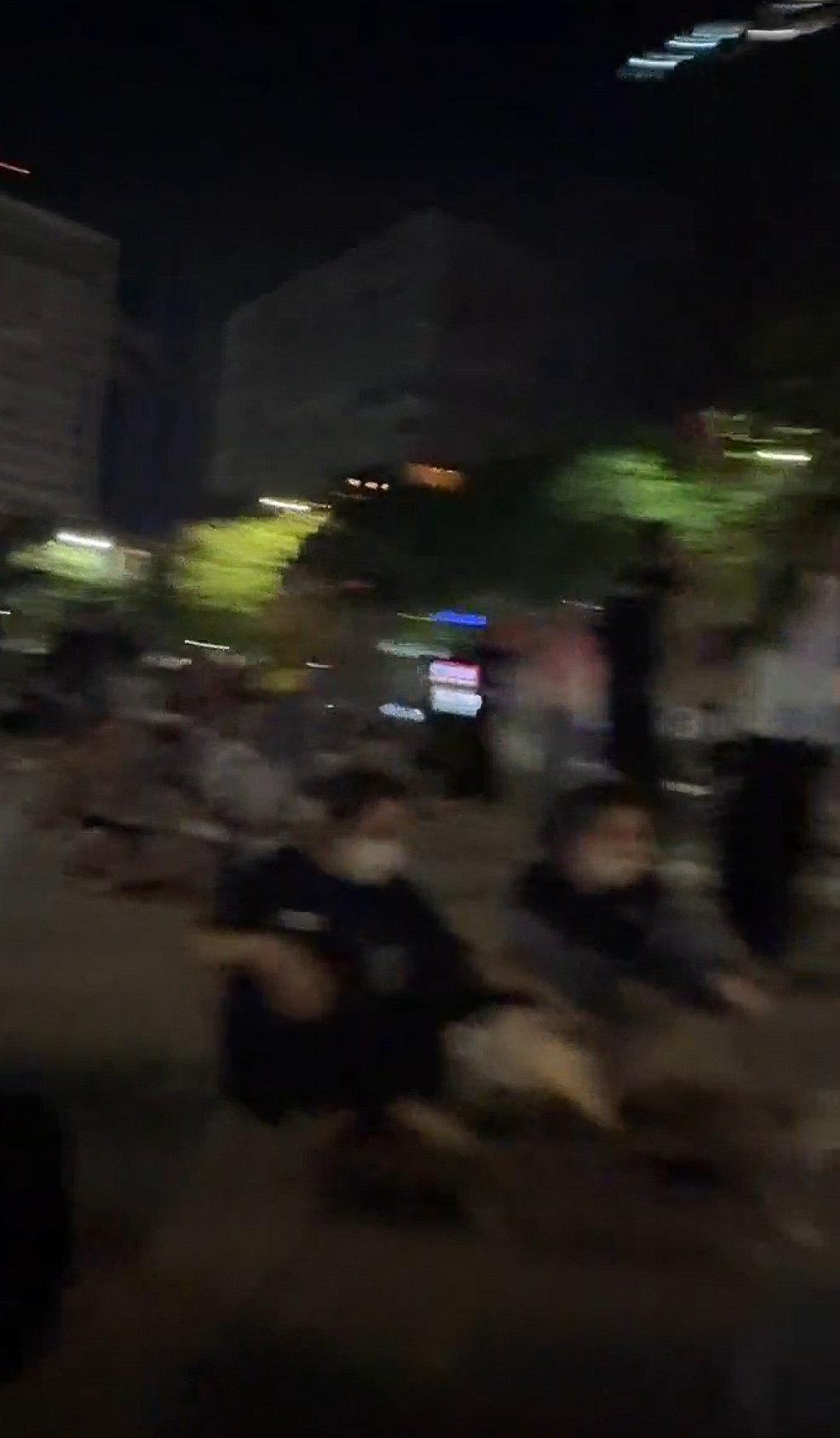 🔻越南球迷原地起飞，门将把韩国的扑出去了一个。🔻越南赢了。U23热点现场海外