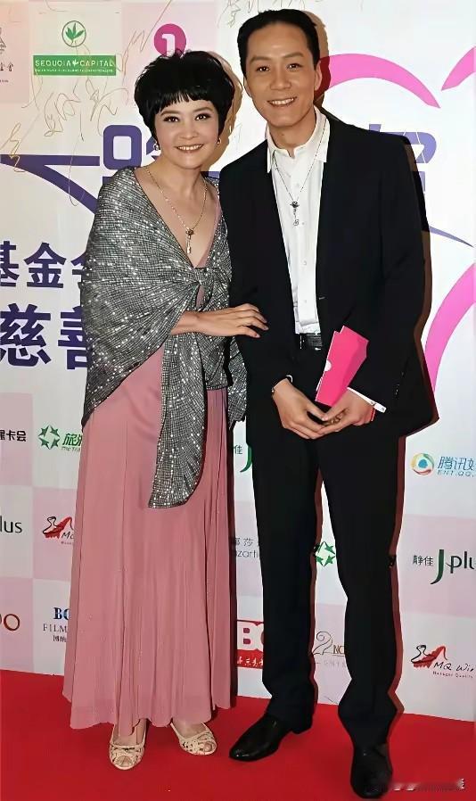 娱乐圈令人称道的一对姐弟恋伴侣。二人长相相得益彰，自带浓厚夫妻相。
多年来彼此扶